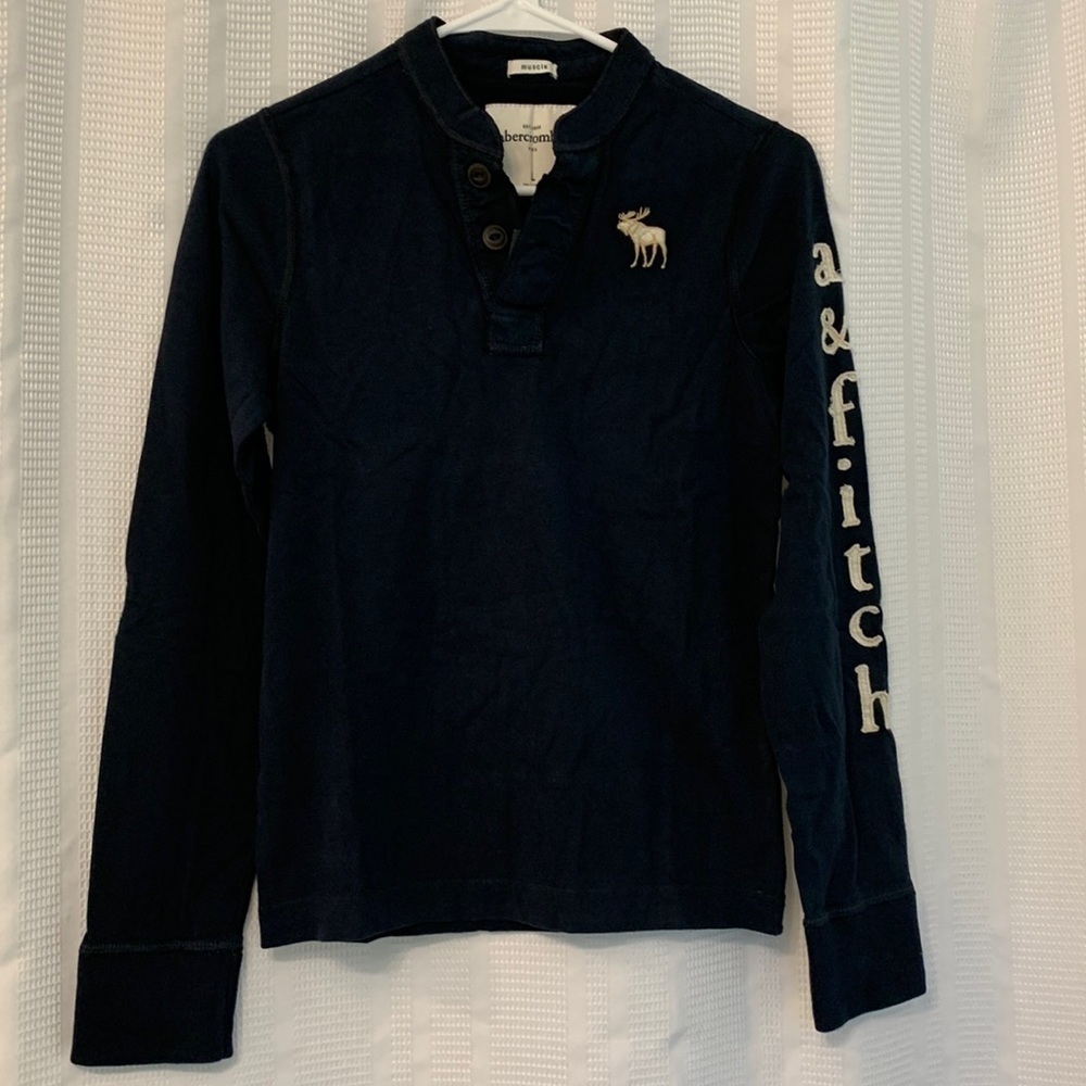 Abercrombie Kids Muscle Long Sleeve Henley in Navy/ logo Spell Out on Sleeve NWT
